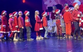 Dzieci stoją w kolejce po prezent