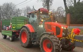 Traktor w bożonarodzeniowych ozdobach