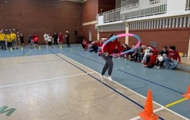 Jedn z uczestniczek turnieju skacze przez hula-hop
