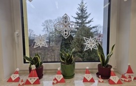 Mikołaje origami ustawione na parapecie