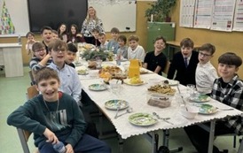 Klasa piąta z wychowawcą podczas wigilii