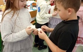 Chłopiec i dziewczynka dzielą się opłatkiem