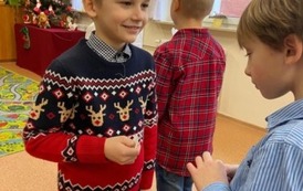 Chłopcy dzielą się opłatkiem