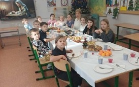 Klasa trzecia z wychowawcą podczas wigilii klasowej