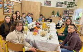 &Oacute;smoklasiści z wychowawcą podczas wigilii klasowej