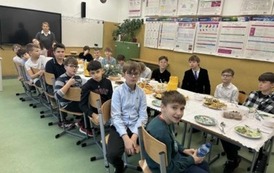 Uczniowie klasy piątej przy wigilijnym stole