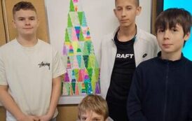 Uczniowie przy tablicy z dekoracją świąteczną