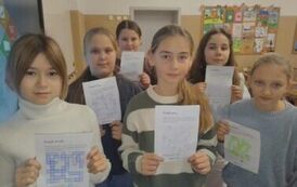 Uczennice ptrzymają w ręku karty pracy