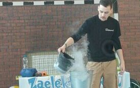 Mężczyzna przeprowadza eksperyment z ciekłym azotem