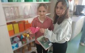 Uczennice stoją i pokazują znalezione serce z zadaniem