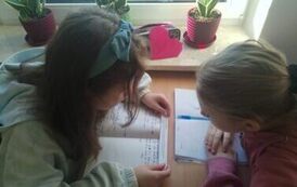 Uczniowie rozwiązują zadania z karty pracy ze stacji zadaniowej
