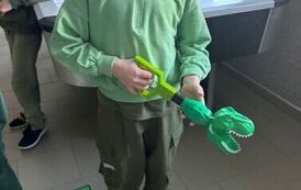 Chłopcie z zabawką w kształcie dinozaura