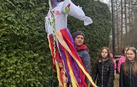 Chłopiec niesie Marzannę