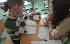 Uczennice rozwiązują zadanie