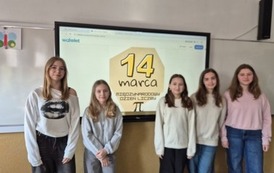 Dziewczynki z kalsy sz&oacute;stej przy napisie z datą 14 marca