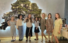 Uczennice klasy czwartej podczas spotkania podsumowującego cykl wydarzeń Marzec - miesiącem kobiet w Gminie Mielnik