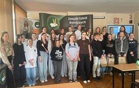 Uczestnicy konkursu kulinarnego pozują do wsp&oacute;lnego zdjęcia