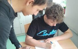 Uczniowie rozwiązują zadania matematyczne