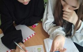 Uczennice rozwiązujące łamigł&oacute;wkę wielkanocną