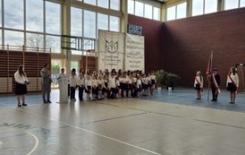 Dyrektor Zespołu Szk&oacute;ł w Mielniku kieruje słowa do przybyłych gości, nauczycieli oraz uczni&oacute;w podczas szkolnych obchod&oacute;w Święta Norodowego Trzeciego Maja