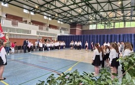 Uroczystość szkolna na hali sportowej
