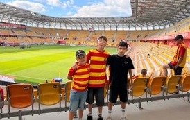 Trzech chłopc&oacute;w z naszej szkoły na stadionie Jagielloni