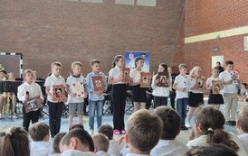 Uczniowie klasy trzeciej podczas szkolnych obchod&oacute;w Dnia Matki
