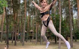Dziewczynka skacze na eurobungee