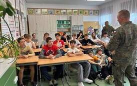 Zajęcia uczni&oacute;w kl. VI-VII w ramach programu Edukacja z wojskiem