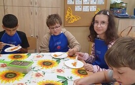 Uczniowie klasy piątej pr&oacute;bują wykonaną przez siebie sałatkę warzywno-owocową.jpeg