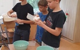 Chłopcy przecierają plastikowe naczynia.jpeg