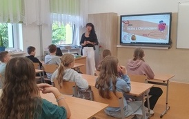 Dzieci oglądają prezentację dotyczącą żywienia.jpeg