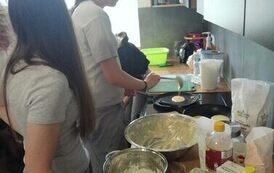Uczennice przygotowujące pancakes