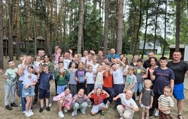 Grupa uczni&oacute;w i rodzic&oacute;w wraz z wychowawczynią