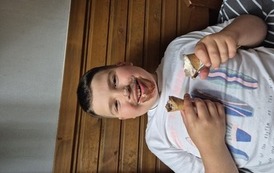 Chłopiec je czekoladowe lody