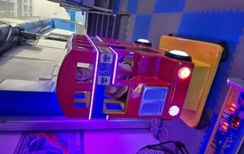 Dziewczynka w małym, czerwonym autobusie