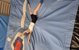 Dziewczynka na poduszce powietrznej w parku trampolin