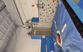 Dzieci w parku trampolin