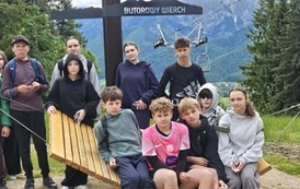 Uczniowie przy kolejce krzesełkowej Butorowy Wierch