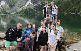 Uczniowie na tle Morskiego Oko