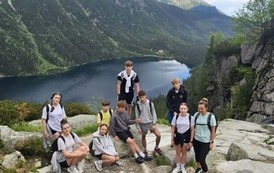 Uczniowie na Czarnym Stawie, piękny widok na Morskie Oko