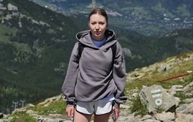 Uczennica na szczycie Kasprowego Wierchu. W tle piekny widok