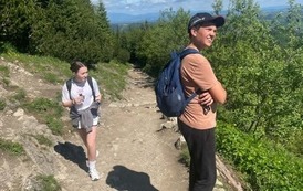 Uczennica i uczeń podziwiają piękne widoki na trasie na Kasprowy Wierch