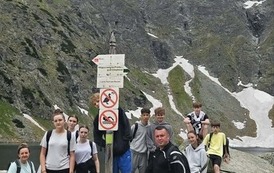 Grupa uczni&oacute;w z opiekunami na Czarnym Stawie