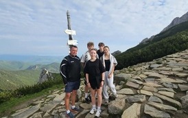 Grupa uczni&oacute;w w drodze na Giewont