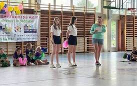 Panie prowadzą podsumowanie zajęć tanecznych