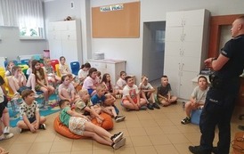 Dzieci podczas spotkania z policjantem