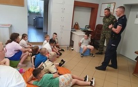 Dzieci na kolorowych pufach