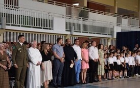 Goście, rodzice, nauczyciele oraz uczniowie podczas zakończenia roku szkolnego