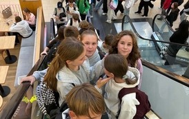 Uczniowie wjeżdżają na ruchomych schodach.jpeg